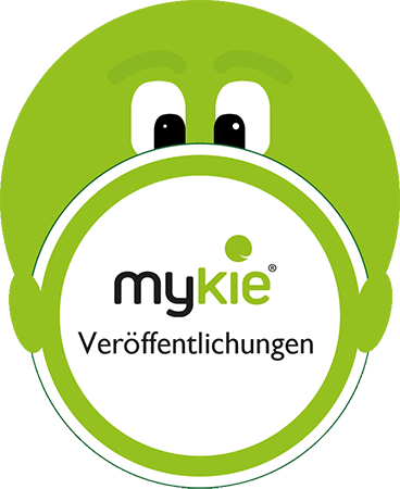 Mykel mit Schild zu Veröffentlichungen in der kieferorthopädischen Frühbehandlung bei Dr. Andrea Freudenberg in Weinheim