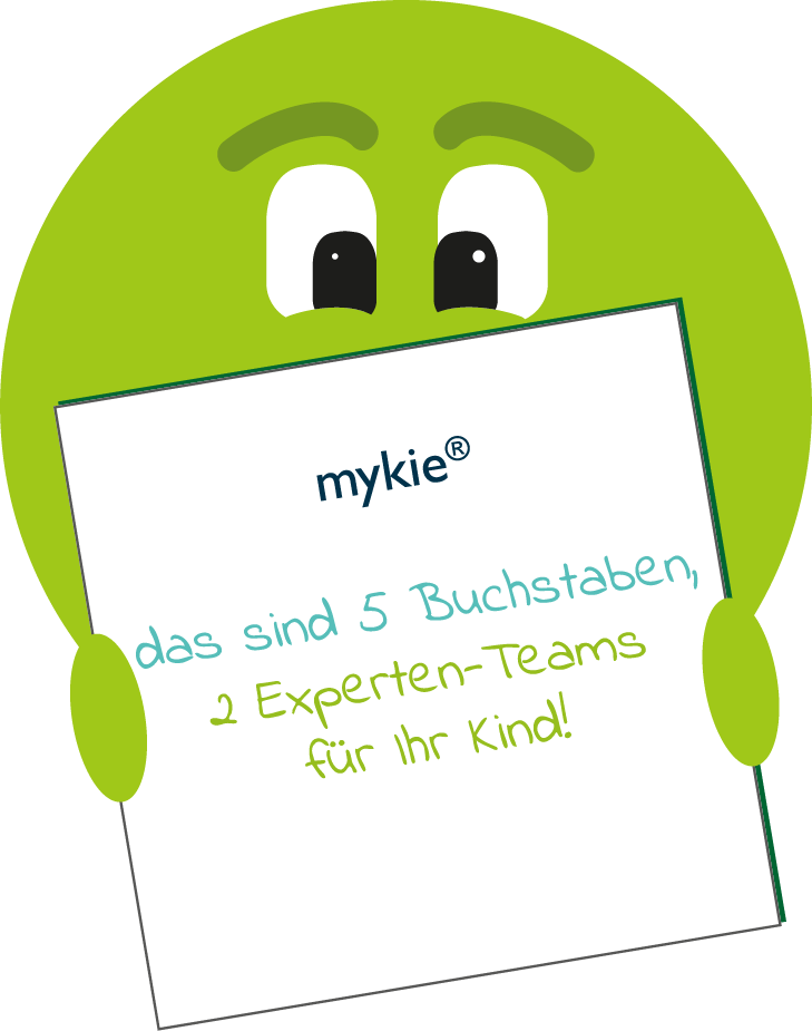 Mykel mit Info-Schild in der kieferorthopädischen Frühbehandlung bei Dr. Andrea Freudenberg in Weinheim